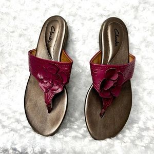 Clark’s Sz 8 sandals with purple leather flower